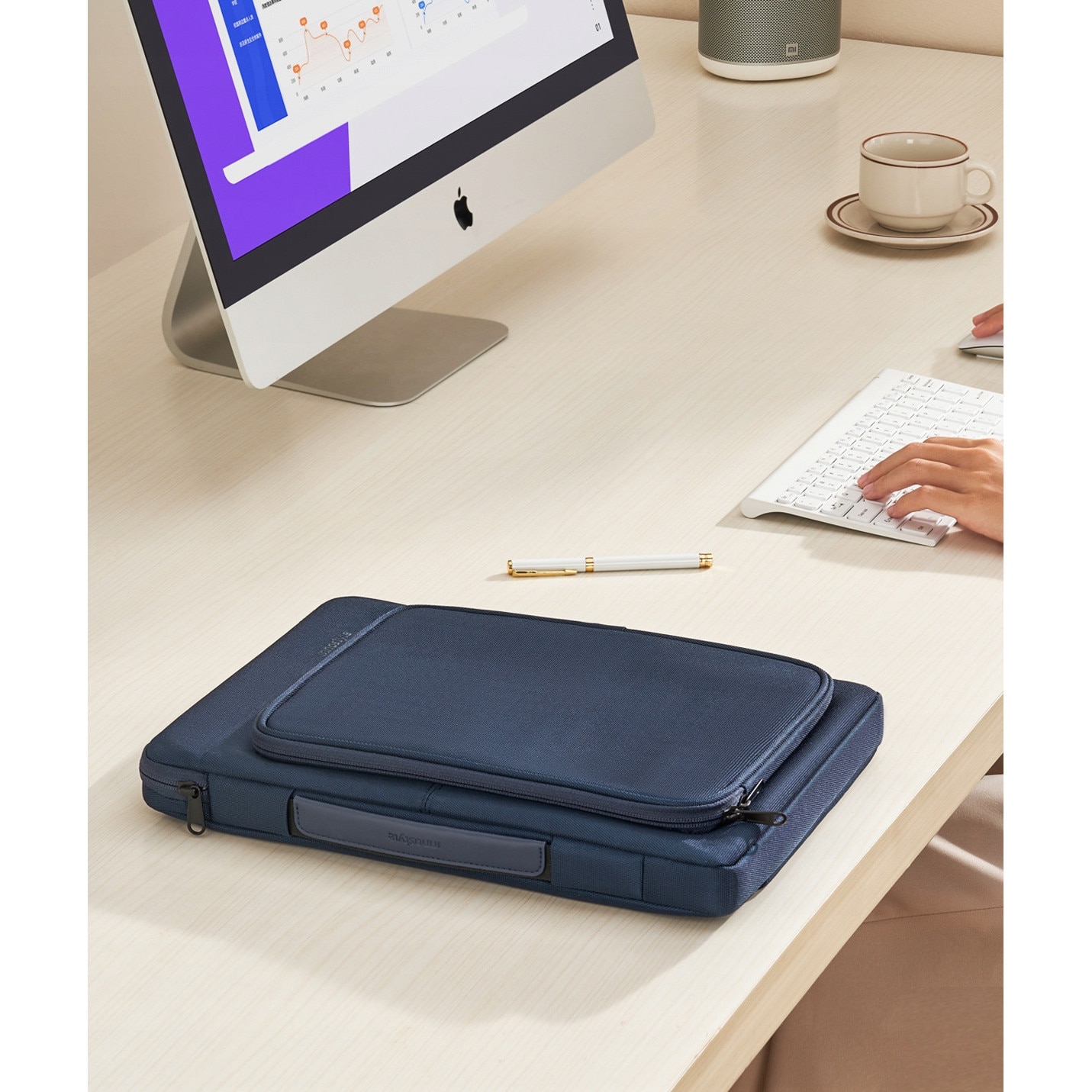 Geanta laptop Innostyle® OmniProtect, pana la 14", impermeabila, material ecologic din PET reciclat, protectie coltur ranforsate, buzunar extern cu acces rapid, ultra usoara (430g), compartiment captusit pentru laptop, albastru