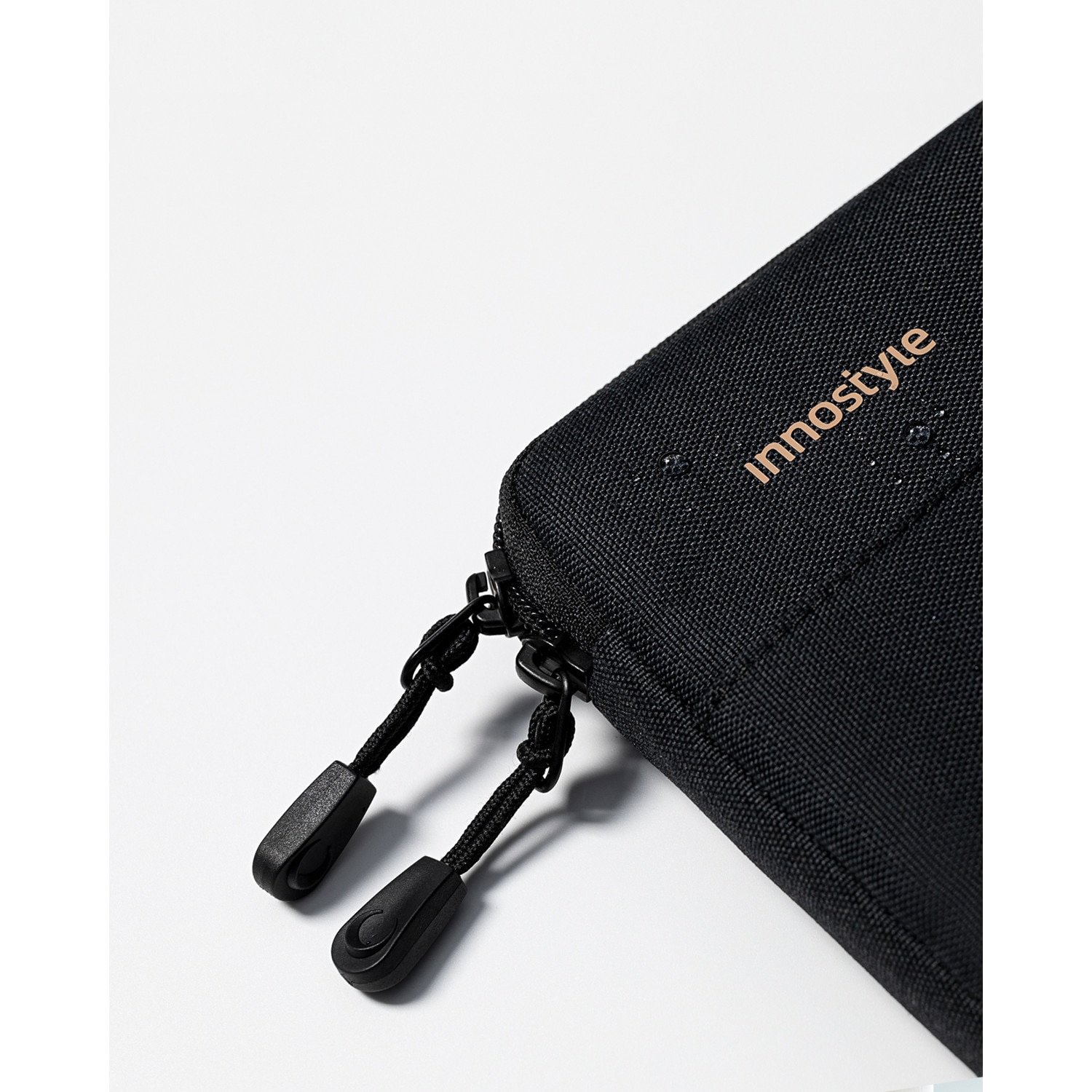Geanta laptop Innostyle® OmniProtect Slim, pana la 16", impermeabila, ultralight (380g), colturi ranforsate ArmoredEdge, fermoare YKK, buzunar extern magnetic, design ergonomic, negru