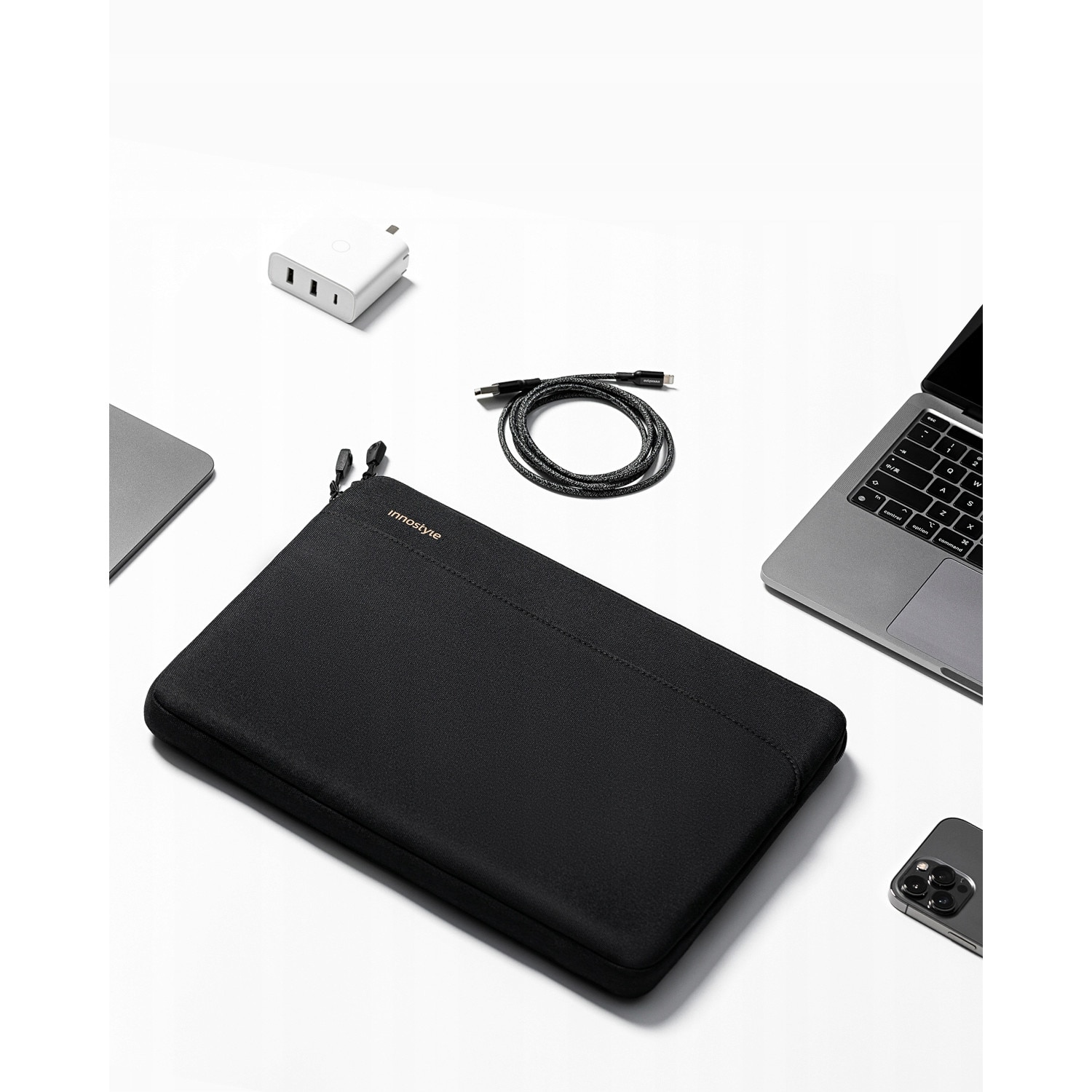 Geanta laptop Innostyle® OmniProtect Slim, pana la 16", impermeabila, ultralight (380g), colturi ranforsate ArmoredEdge, fermoare YKK, buzunar extern magnetic, design ergonomic, negru