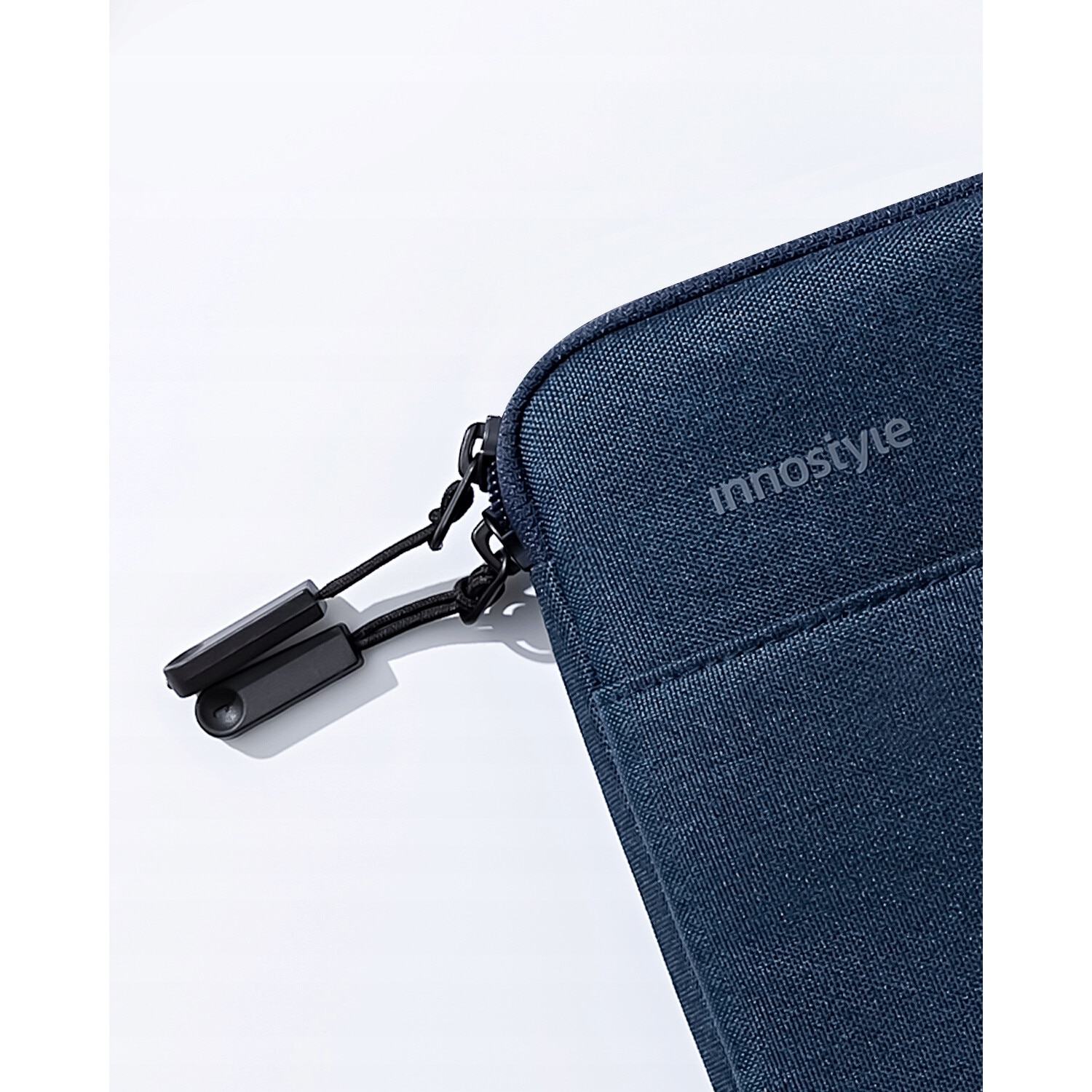 Geanta laptop Innostyle® OmniProtect Slim, ultra usoara (280g), impermeabila, pentru laptopuri de pana la 13", colturi ranforsate ArmoredEdge, fermoare YKK, buzunar extern cu acces rapid, albastru