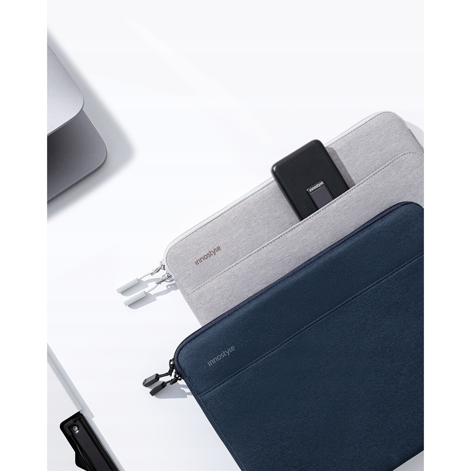 Geanta laptop Innostyle® OmniProtect Slim, ultra usoara (280g), impermeabila, pentru laptopuri de pana la 13", colturi ranforsate ArmoredEdge, fermoare YKK, buzunar extern cu acces rapid, albastru