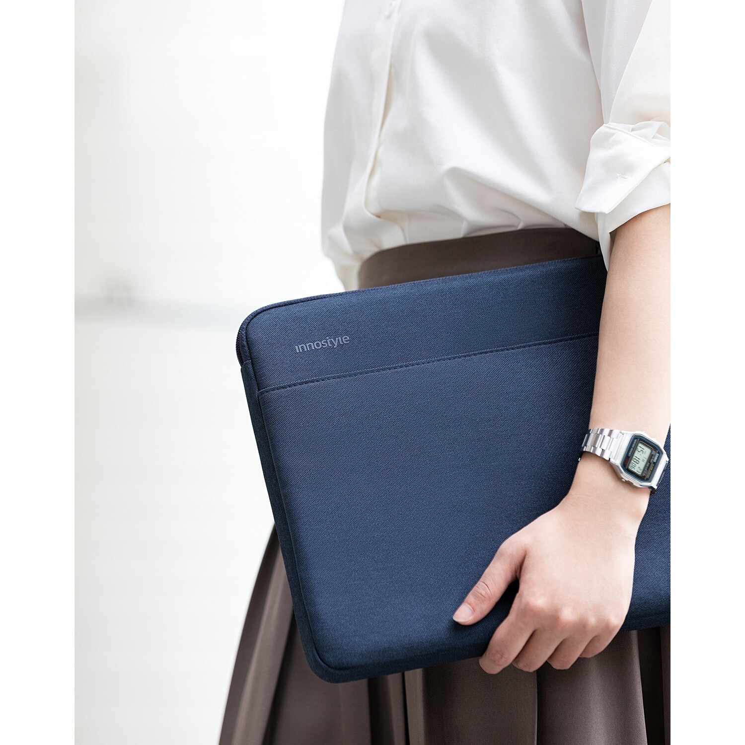 Geanta laptop Innostyle® OmniProtect Slim, ultra usoara (280g), impermeabila, pentru laptopuri de pana la 13", colturi ranforsate ArmoredEdge, fermoare YKK, buzunar extern cu acces rapid, albastru
