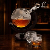 Set Decantor Glob Pamantesc Whiskey cu 2 Pahare gravate, Stativ lemn, Transparent, 800ml