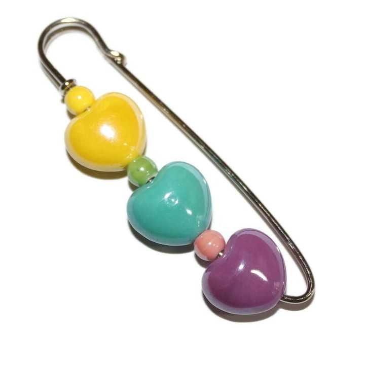 Brosa tip ac de siguranta cu margele ceramice in forma de inimioare handmade