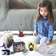 Miniatűr babaház-kiegészítő készlet, amely fogkrémből és fogkeféből, lámpából, kamerából, gitárból, könyvből, poharakból, újságból, szappanból, bögréből, hőmérőből, fogasból áll