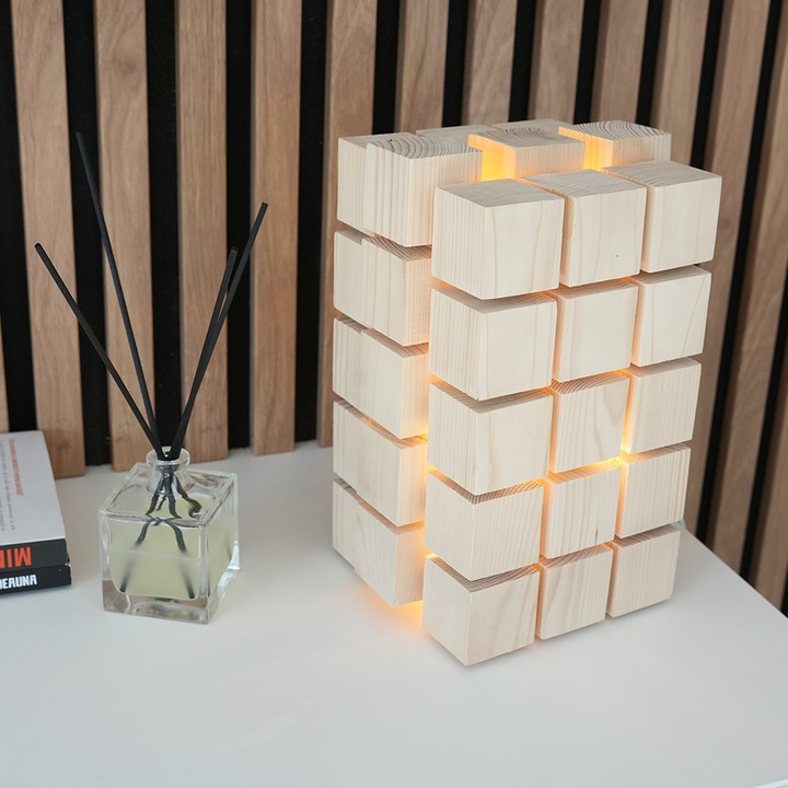 Veioza din Lemn Natural Lacuit, Stil Rustic si Minimalist, Unicitate si Stil