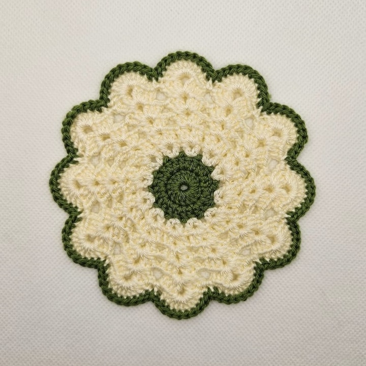 Set 4 coasters crosetate manual, flori crem cu margine colorata - verde iarba