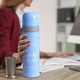 Termos Calatorie Retoo din INOX cu Pereti Dubli, Capac Functie Pahar si Buton Antiscurgere, Capacitate 500ml, Rezistent la Rugina si la Scurgeri, Pastreaza Bautura Fierbinte sau Rece, Albastru