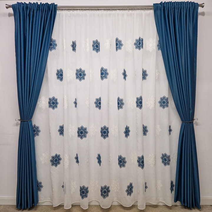 Reneszánsz türkiz virágokkal hímzett fehér függöny, 600 x 220