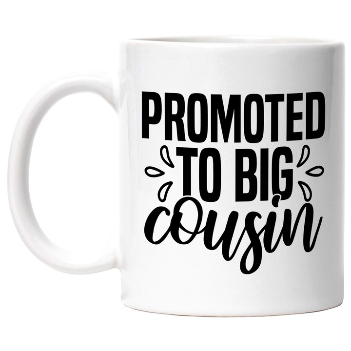 Bögre angol „Promoted to big cousin” felirattal – a nagyobb unokatestvér „rangjára” emelve, fehér fogantyúval