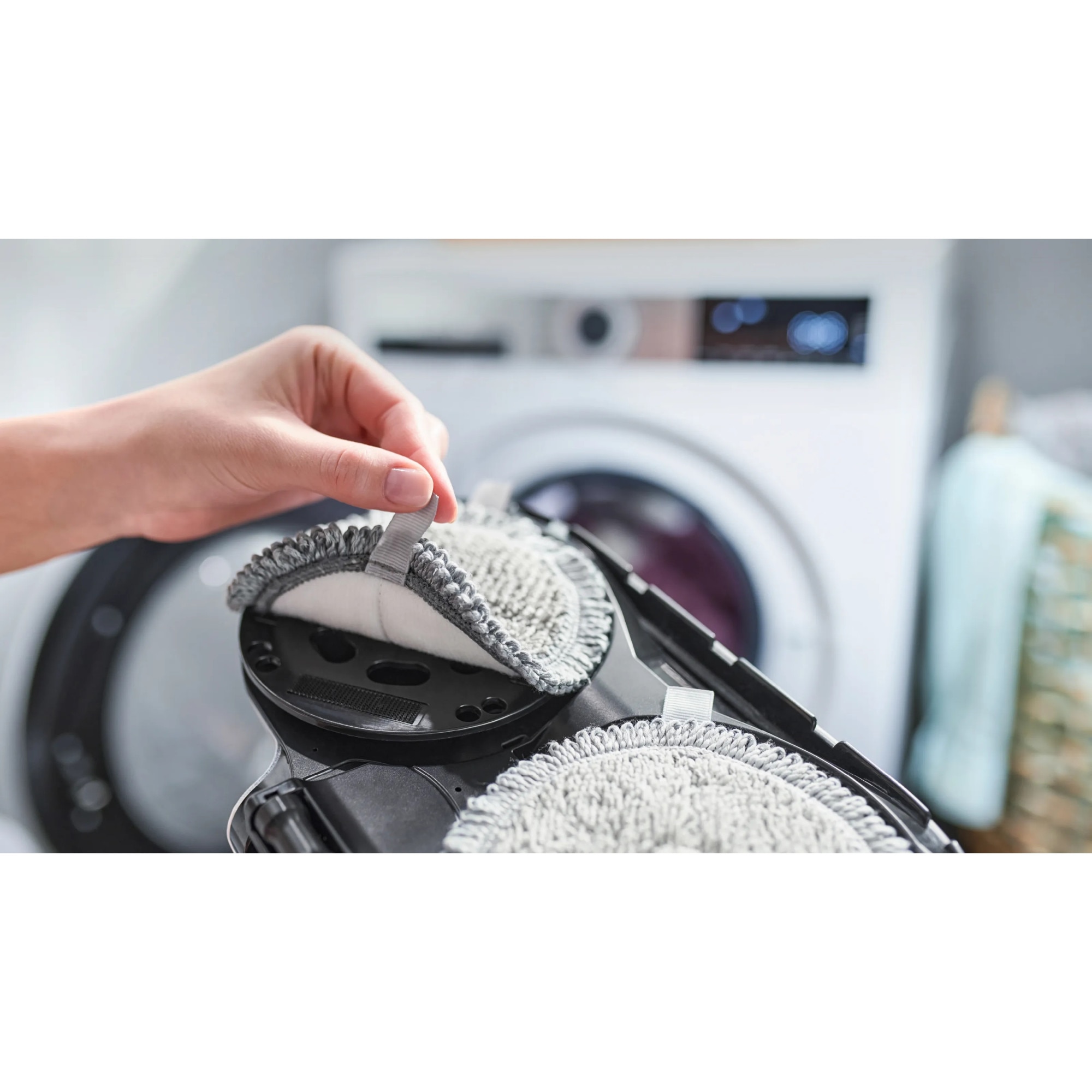 Aspirator vertical Bosch Unlimited 7 ProHygienic Aqua BCS71HYG2, baterie 3 Ah, 3 trepte de putere, Perie AllFloor DynamicPower cu LED-uri, 2 in1 DynamicAqua Mop: asipiri si stergi in acelasi timp, Automated Water Dosage, Alb