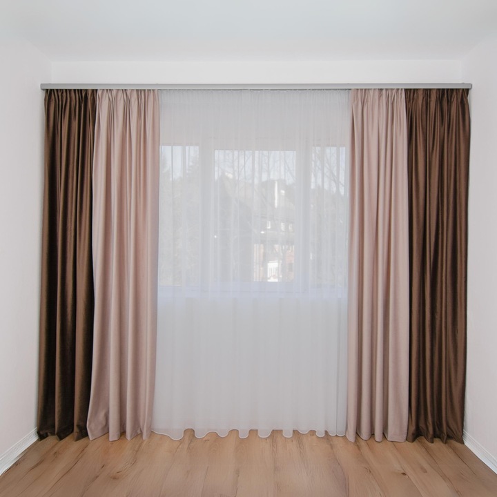 Set Complet Decolis, Draperie Catifea in Doua Culori Vertical, Crem /Maro 2 buc x 275 cm, cu Perdea Triplu Voal Alb 1 buc x 800 cm, H-250 cm