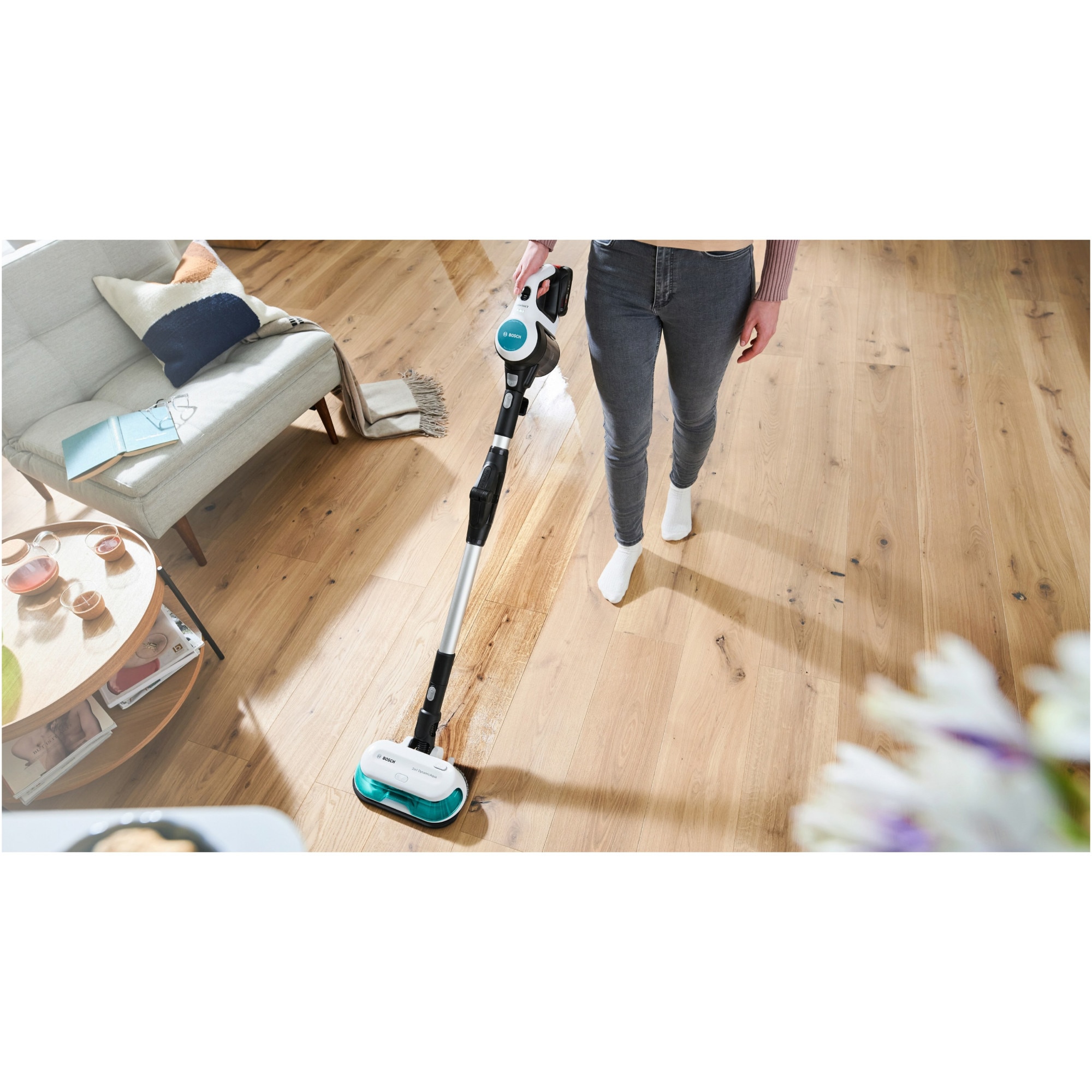Aspirator vertical Bosch Unlimited 7 ProHygienic Aqua BCS71HYG1, baterie 3 Ah, 3 trepte de putere; Perie AllFloor DynamicPower cu LED-uri, 2in1 DynamicAqua Mop, rezervor apa pentru stergere pana la 50m2, Alb