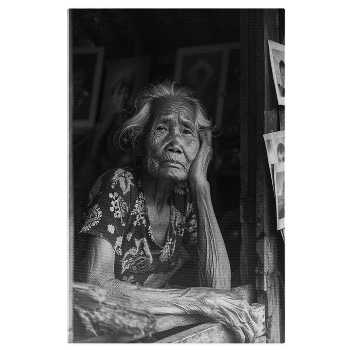 Tablou Canvas: Artista Batrana cu Mana Sprijinita in Obraz Vinde ri- Fotografie Alb Negru si Detalii Faciale Pictura Digitala 60x40CM