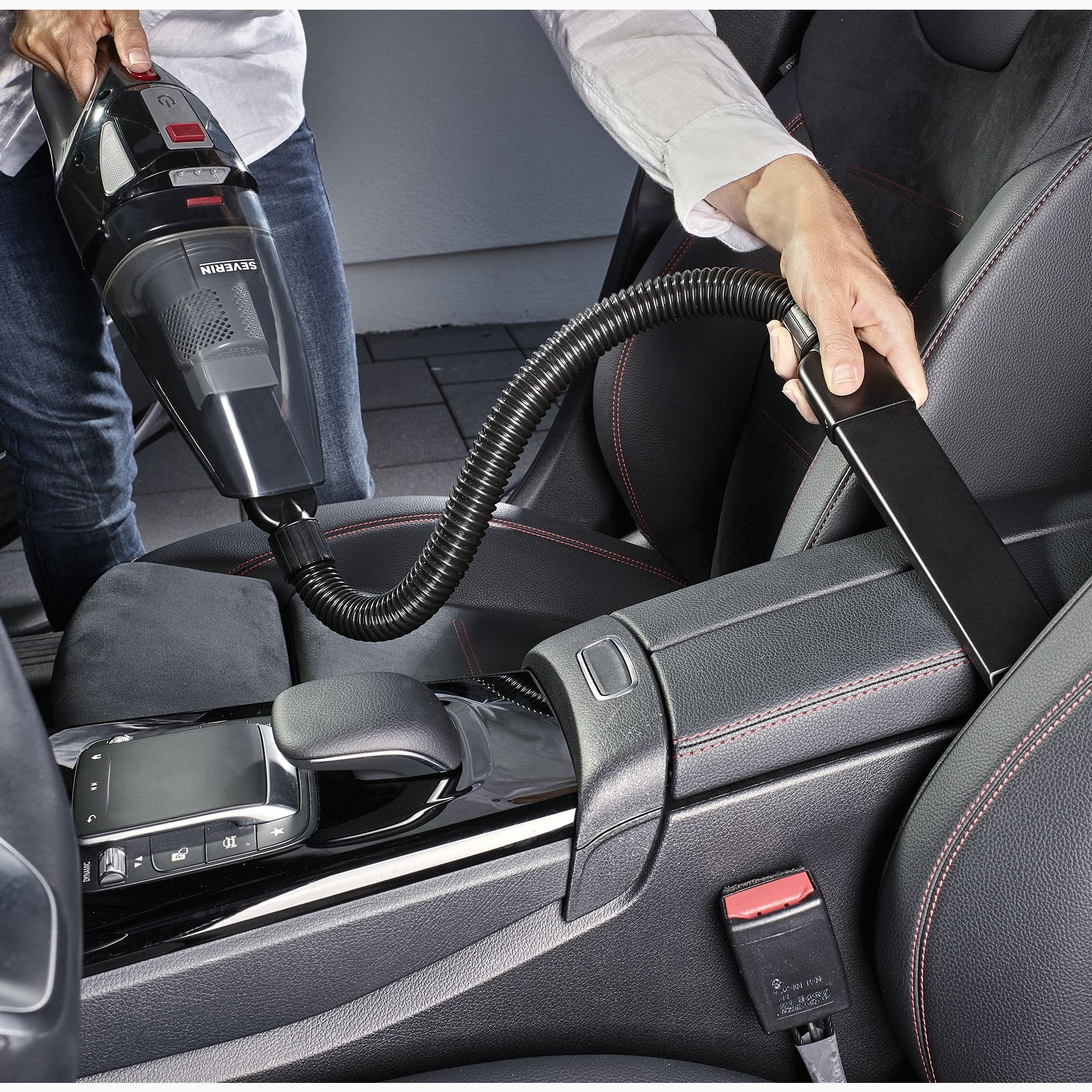 Aspirator de mana Severin, S7147, fara fir, ideal pentru masina si casa, aspirare umeda/uscata, 2 trepte putere, fara sac, operare usoara, statie de incarcare, include accesorii si geanta pentru transport, negru