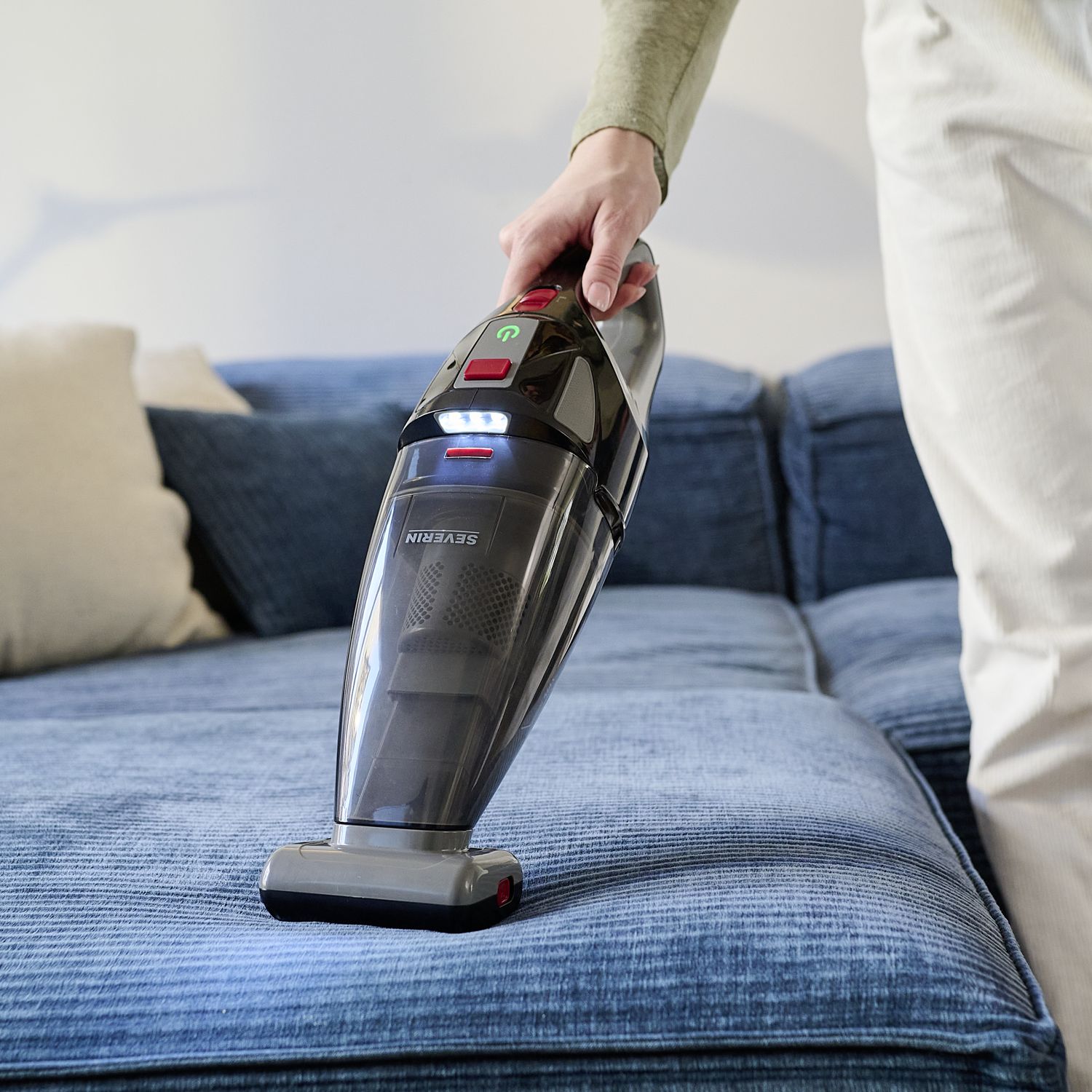 Aspirator de mana Severin, S7147, fara fir, ideal pentru masina si casa, aspirare umeda/uscata, 2 trepte putere, fara sac, operare usoara, statie de incarcare, include accesorii si geanta pentru transport, negru