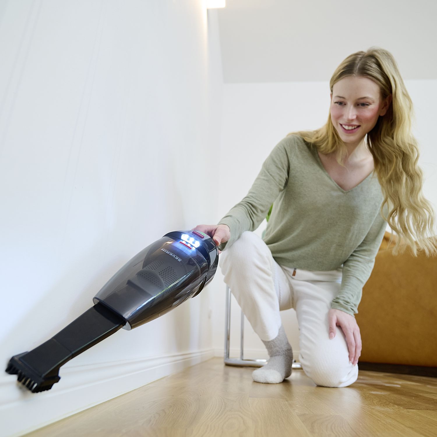 Aspirator de mana Severin, S7147, fara fir, ideal pentru masina si casa, aspirare umeda/uscata, 2 trepte putere, fara sac, operare usoara, statie de incarcare, include accesorii si geanta pentru transport, negru