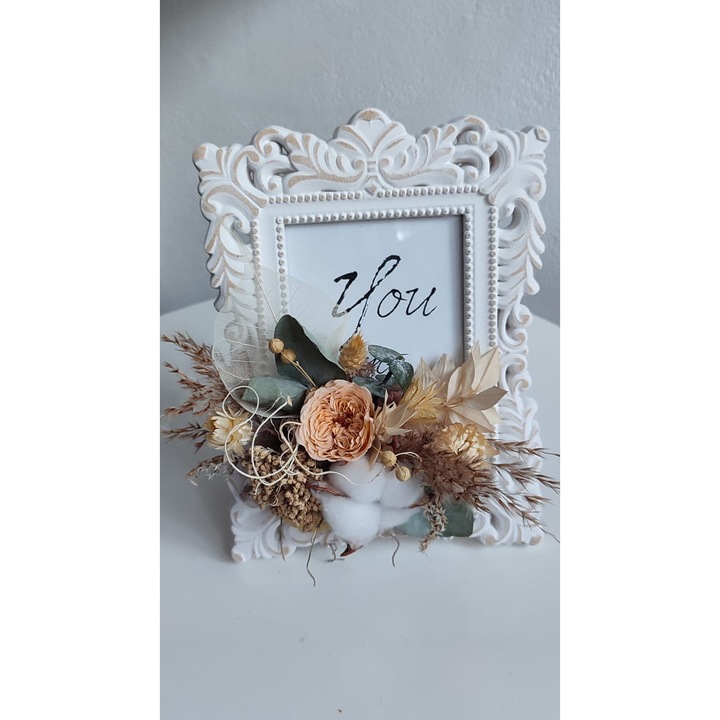 Decoratiune living/birou, Rama cu trandafir criogenat si flori uscate, Rama de lemn, Multicolor-nuante pal, 17x22 cm