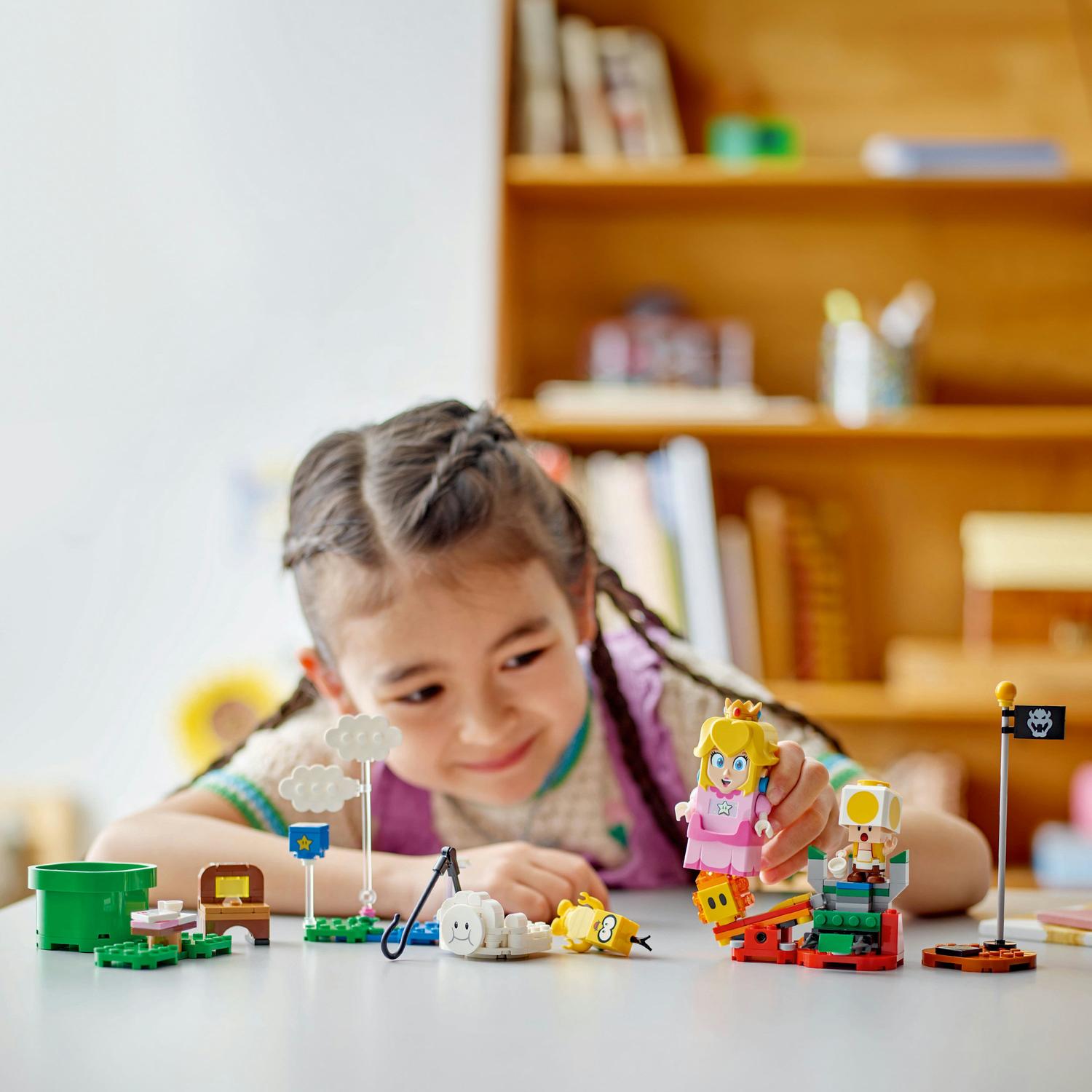 LEGO® Super Mario™ - Aventuri cu LEGO® Peach™ interactiva 71441