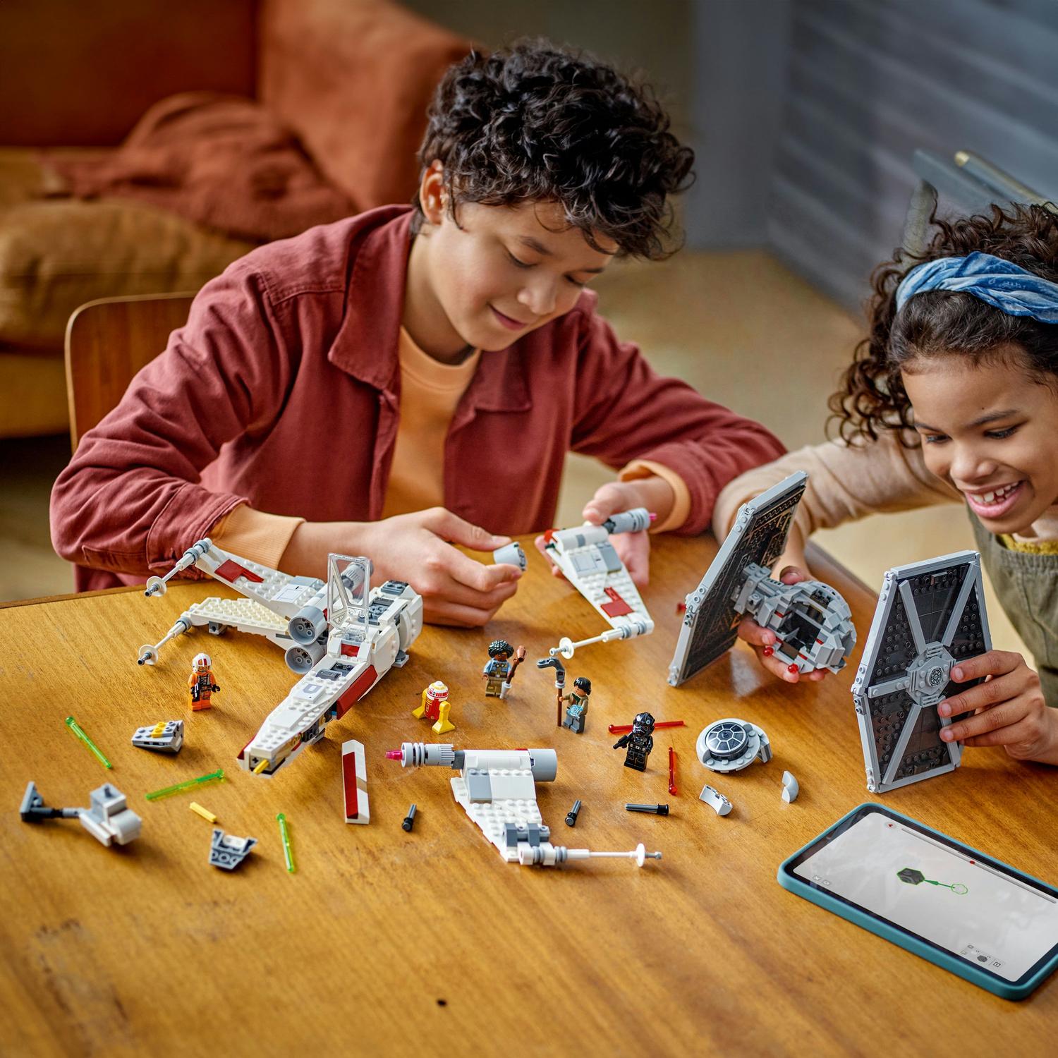 MINI GT ランドローバー　チームフランス　チームUK 2台セット Caza TIE y Ala-X Fusionados 75393 | Star Wars™ | Oficial LEGO® Shop ES