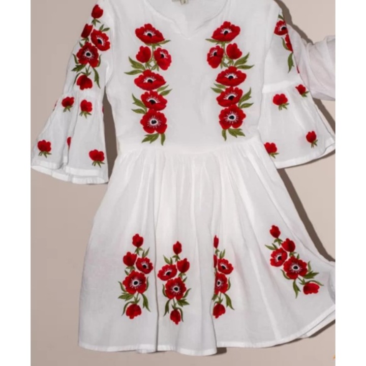 Момичешка рокля тип Ie, изработена от памук, с бродерия, вдъхновена от традиционни румънски мотиви, избродирана със същия модел на гърдите, ръкавите и бедрата, с пола