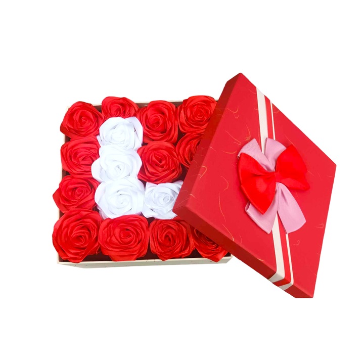 Aranjament flori satin, cutie cu 17 trandafiri, litera L, 18 cm, alb si rosu