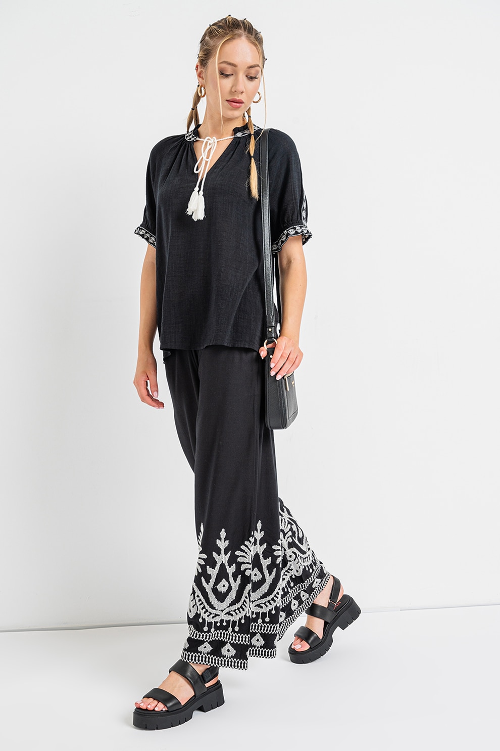 Vila, Pantaloni cu croiala ampla si broderie contrastanta Winnie, Negru, Alb optic, 36