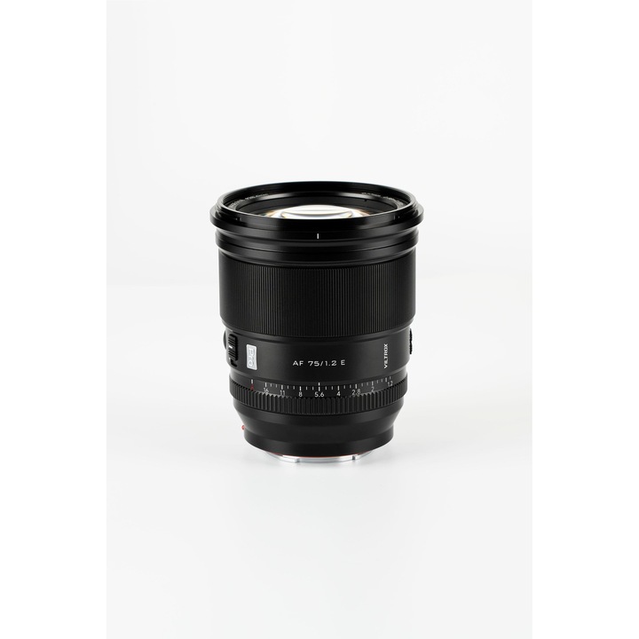 Obiectiv portret, 75mm F1.2, rezistent la praf si umiditate, USB, montura Sony E, 77mm