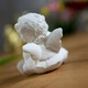 Gipszfigura, DECORTREND, angyalka szívvel, fehér, 6x6cm