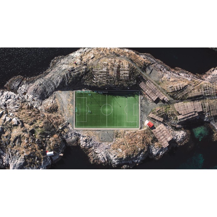 Tapet Premium Canvas, Abstract teren fotbal pe o insula pustie drona, 250 x 360 cm