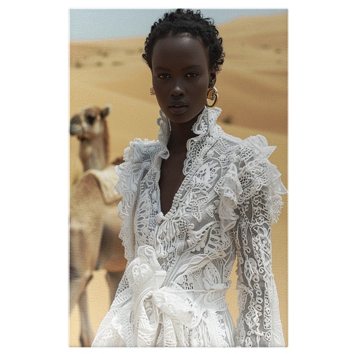 Tablou Canvas Negresa in Rochie Alba cu Par Scurt si Cercei de Aur Rotunzi in Desert langa Camile cu Buzele Mari, Pictura Digitala 70x50CM