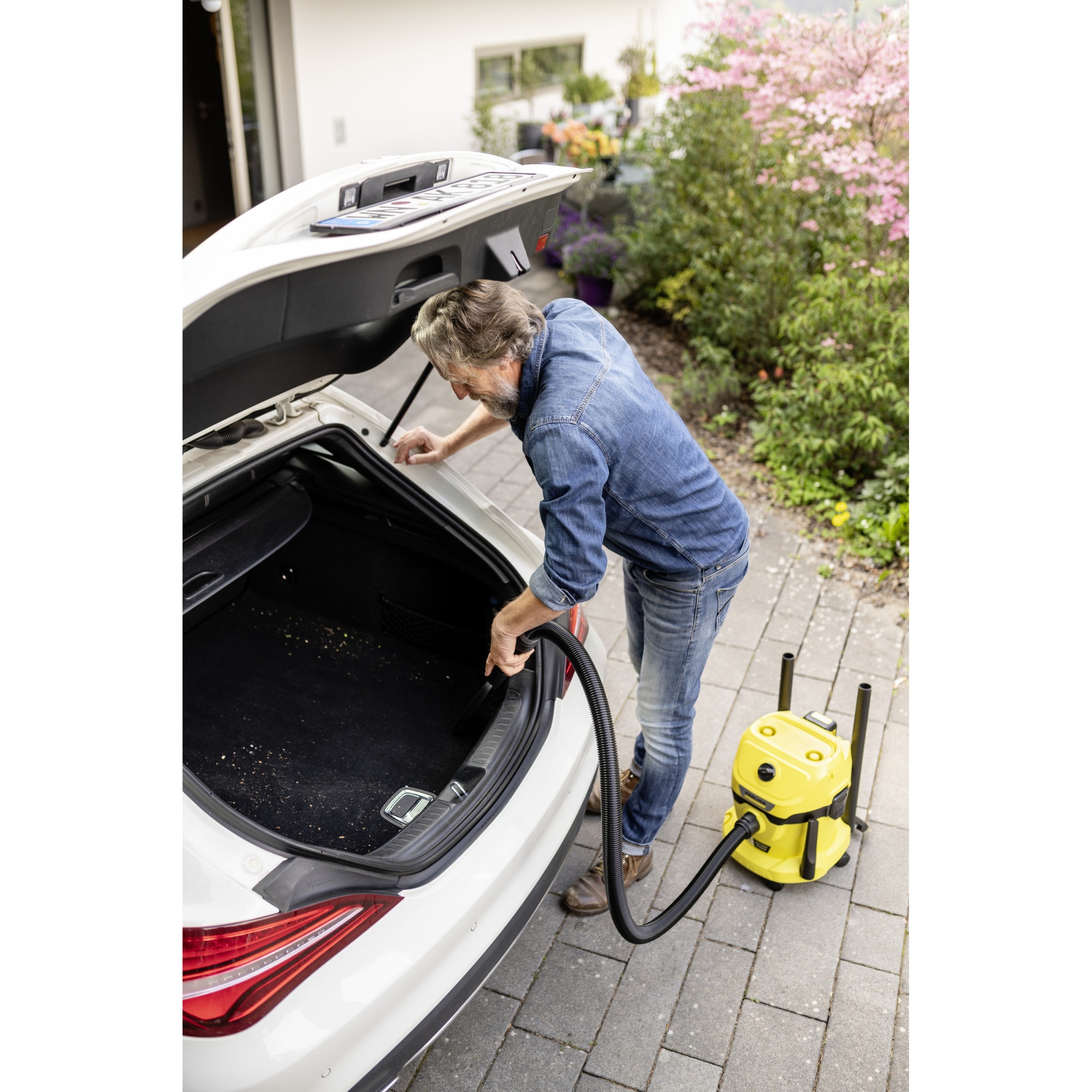 Aspirator Karcher WD 2-18 V-12/18, galben-negru, umed si uscat, capacitate 12L, putere 225W