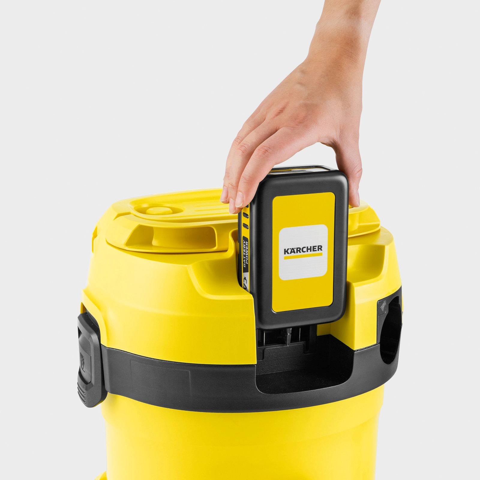 Aspirator Karcher WD 2-18 V-12/18, galben-negru, umed si uscat, capacitate 12L, putere 225W