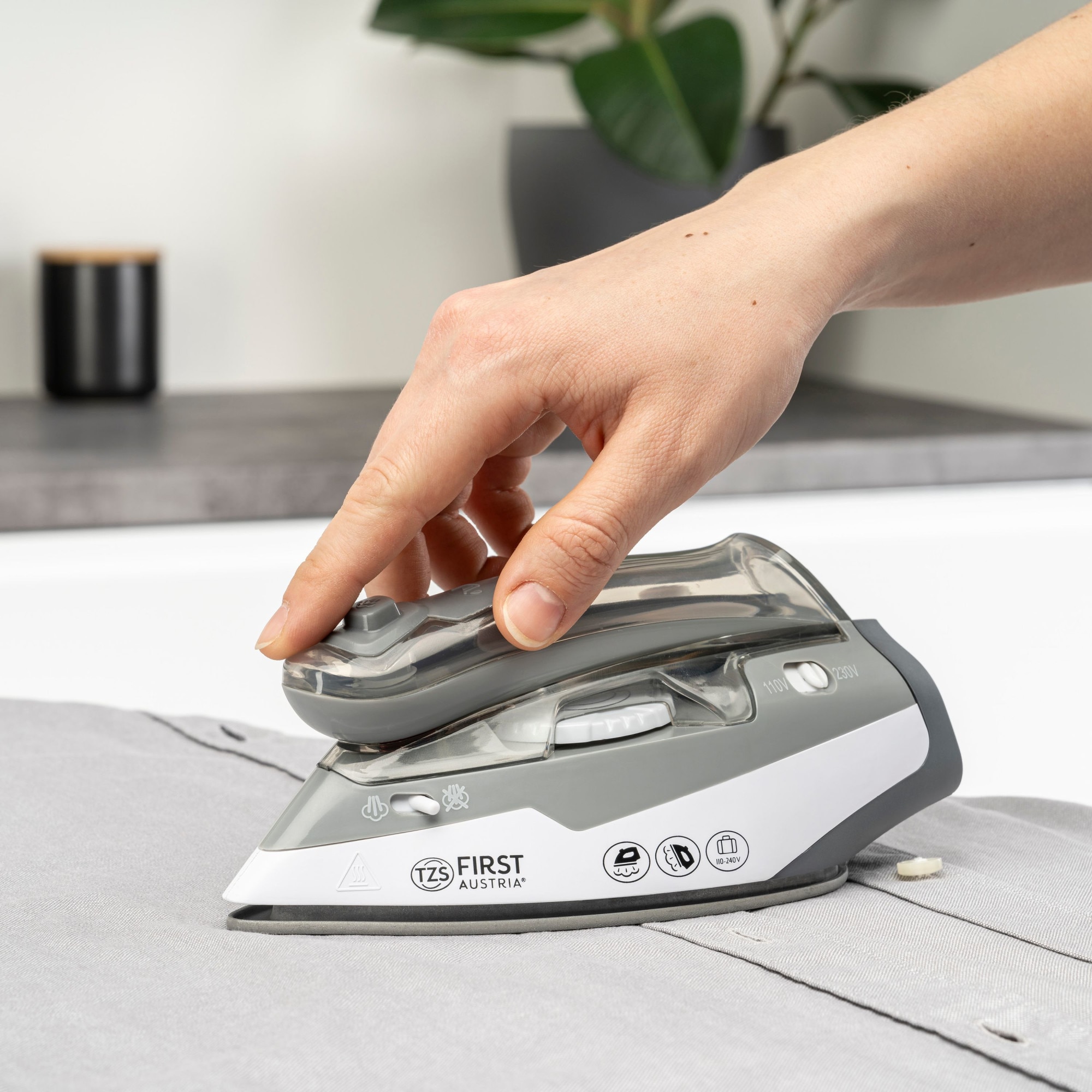 Fier de calcat cu aburi de calatorie TZS First Austria, pliabil, 750g, calcare verticala cu aburi, 110V/240V, reglaj de temperatura, talpa ceramica