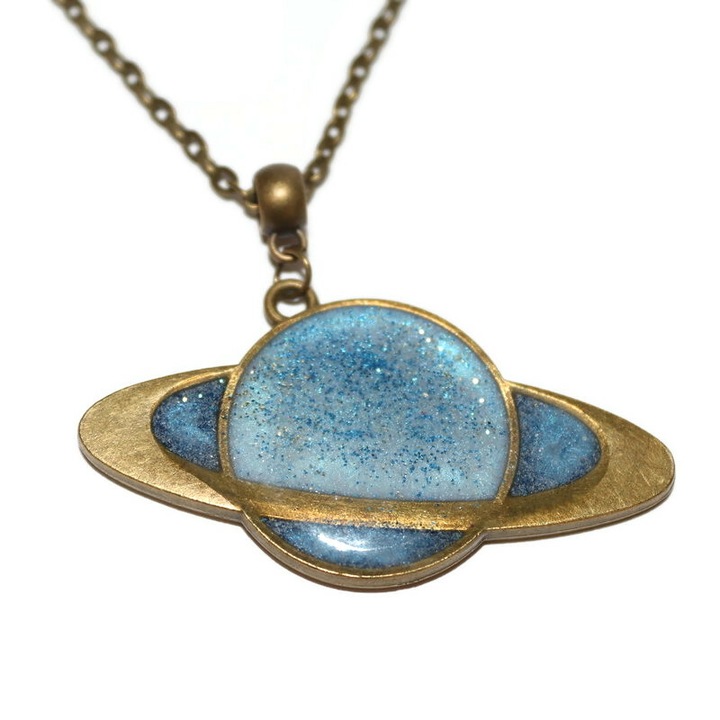 Colier cu pandantiv Saturn din rasina epoxidica si glitter