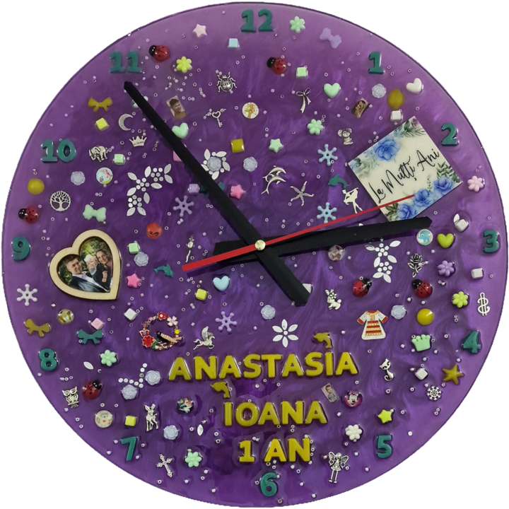 Ceas decorativ din rasina epoxidica si alte insertii, 35 cm, cadou personalizabil cu nume si culoare (pentru botez sau taiere de mot), handmade