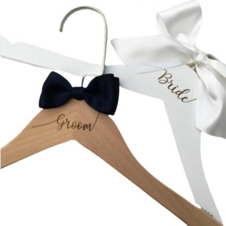 Menyasszony és vőlegény CLASStitude, ajándék menyasszony és vőlegény 2 db-os akasztókészlet, bambuszfából, masnival, masnival, fehér/barna