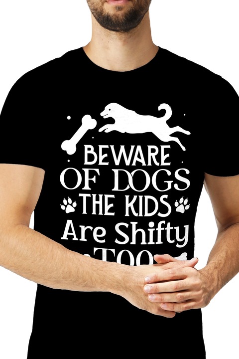 Tricou Barbati cu un caine si cateva oase cu mesajul "Atentie la caini. Si copiii sunt vicleni" cu imprimeu pe Fata, 100% Bumbac, Negru, XL