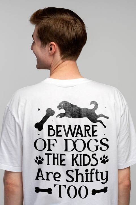 Tricou Barbati cu un caine si cateva oase cu mesajul "Atentie la caini. Si copiii sunt vicleni" cu imprimeu pe Spate, 100% Bumbac, Alb, L