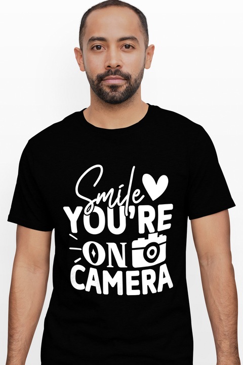Мъжка тениска с надпис на английски "Smile, you're on camera" - усмивка на снимката на фотоапарата с щампа на момиче, 100% памук, Черен, L