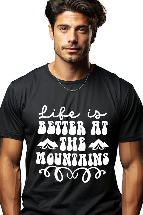 Tricou Barbati pentru pasionatii de aventuri si textul "Viata e mai buna in munti" cu imprimeu pe Fata, 100% Bumbac, Negru, XL