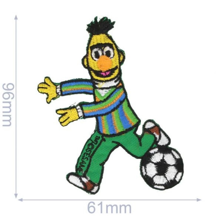 Petic textil brodat Sesame Street Bert jucand fotbal 9.6x6.1 cm