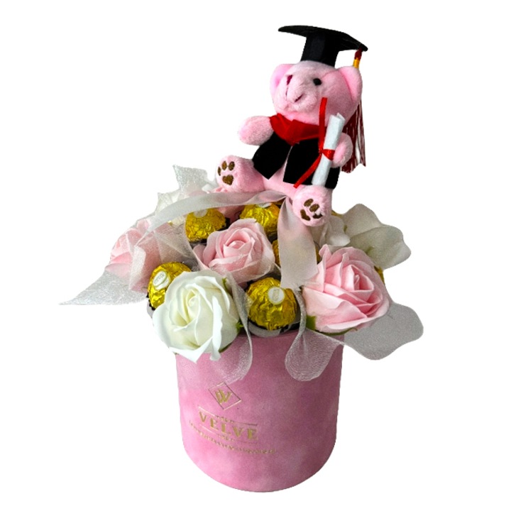 Aranjament floral pentru absolvire, in cutie rotunda cu trandafiri si praline Ferrero Rocher, roz