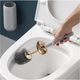 Perie WC din Silicon 360° Premium, cu Capac si Maner, Ergonomic cu Protectie, Fara Picurare, cu Prindere pe Perete Fara Suruburi Culoare, Negru Auriu