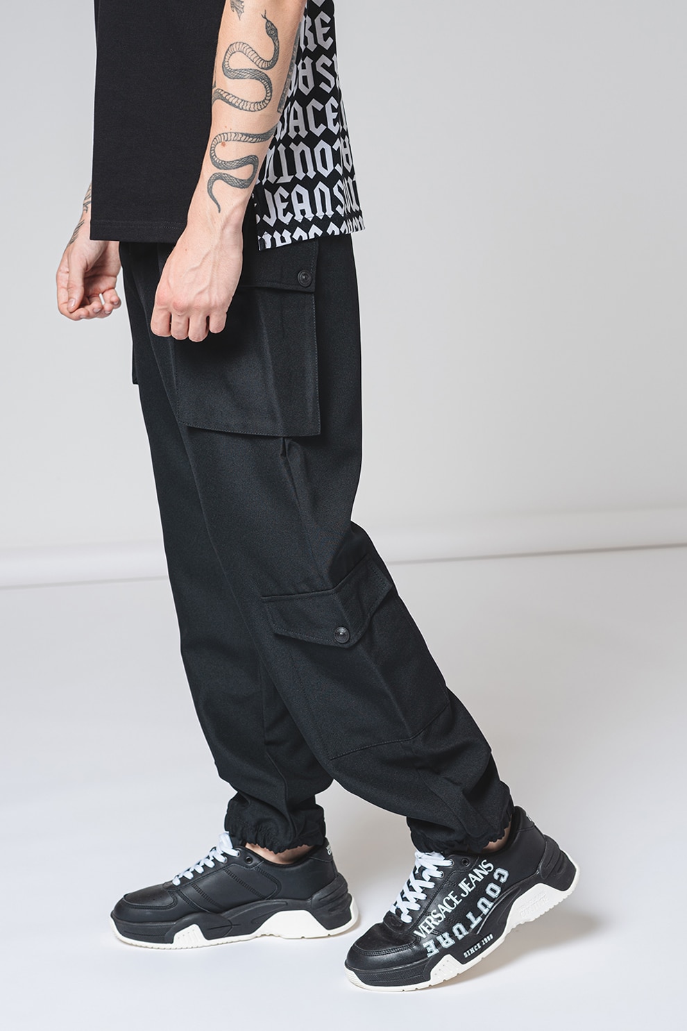 Versace Jeans Couture, Pantaloni cargo cu banda logo in talie, Negru, Alb, 48