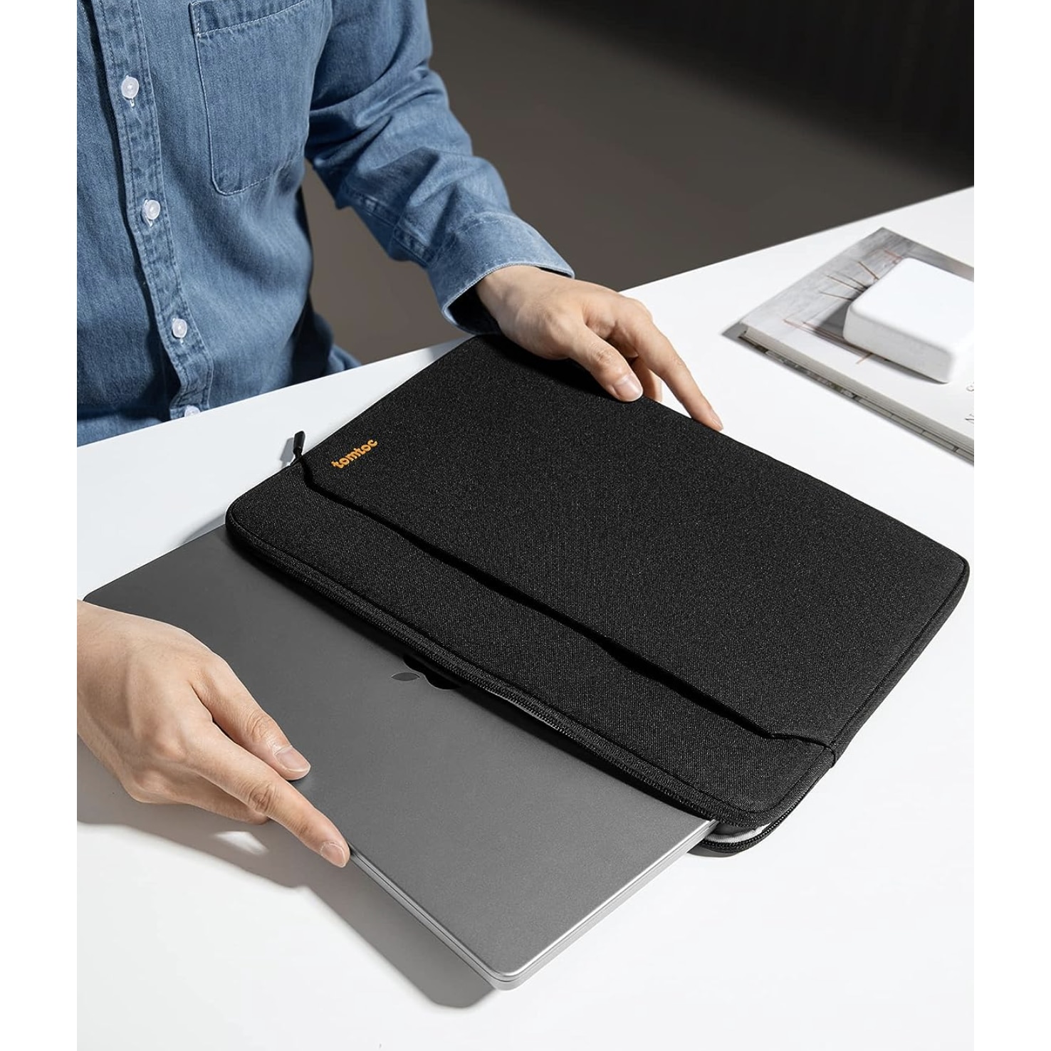 Husa pentru laptop, Light-A18, 13 inchi, TomToc, negru