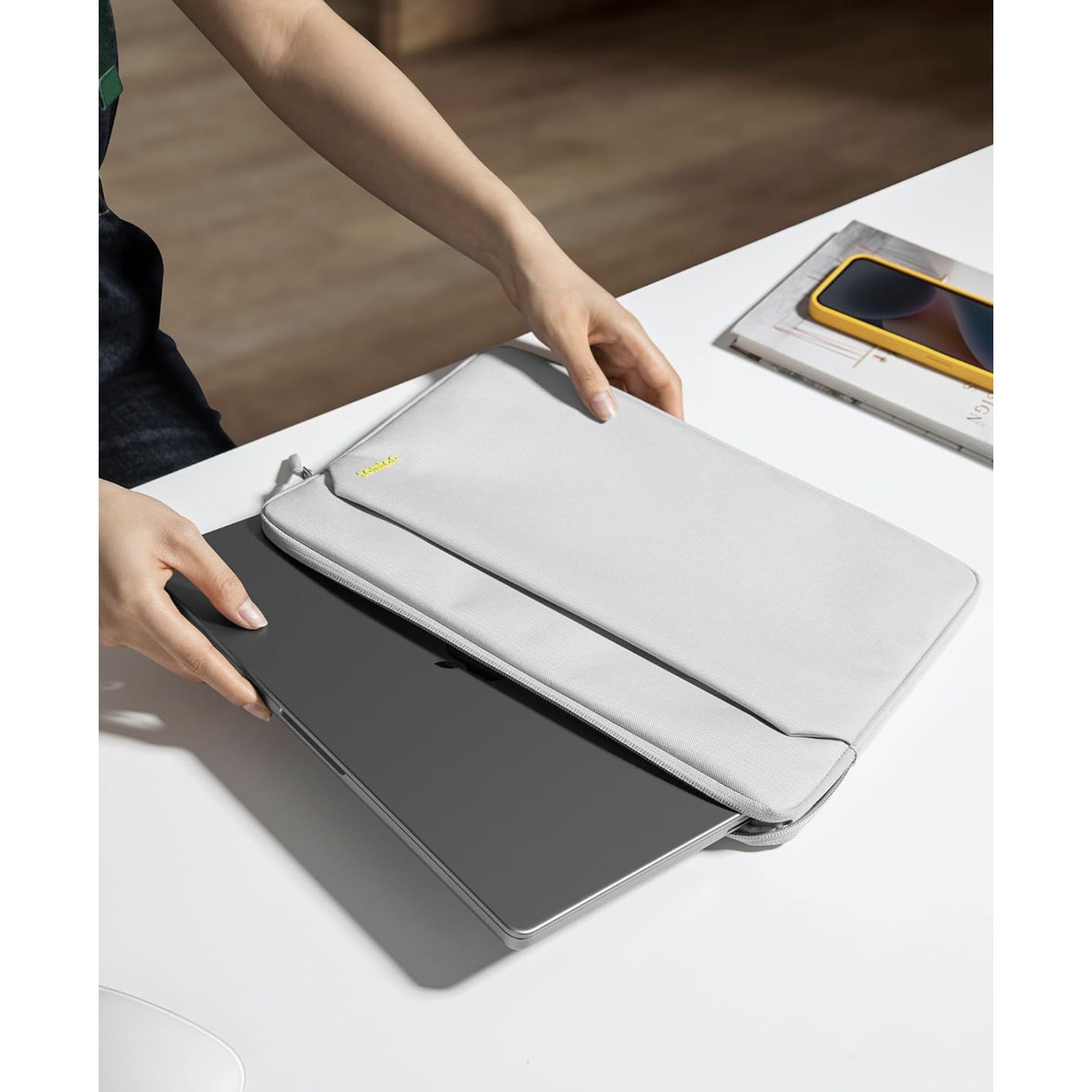 Husa pentru laptop, Light-A18, 13 inchi, TomToc, gri deschis