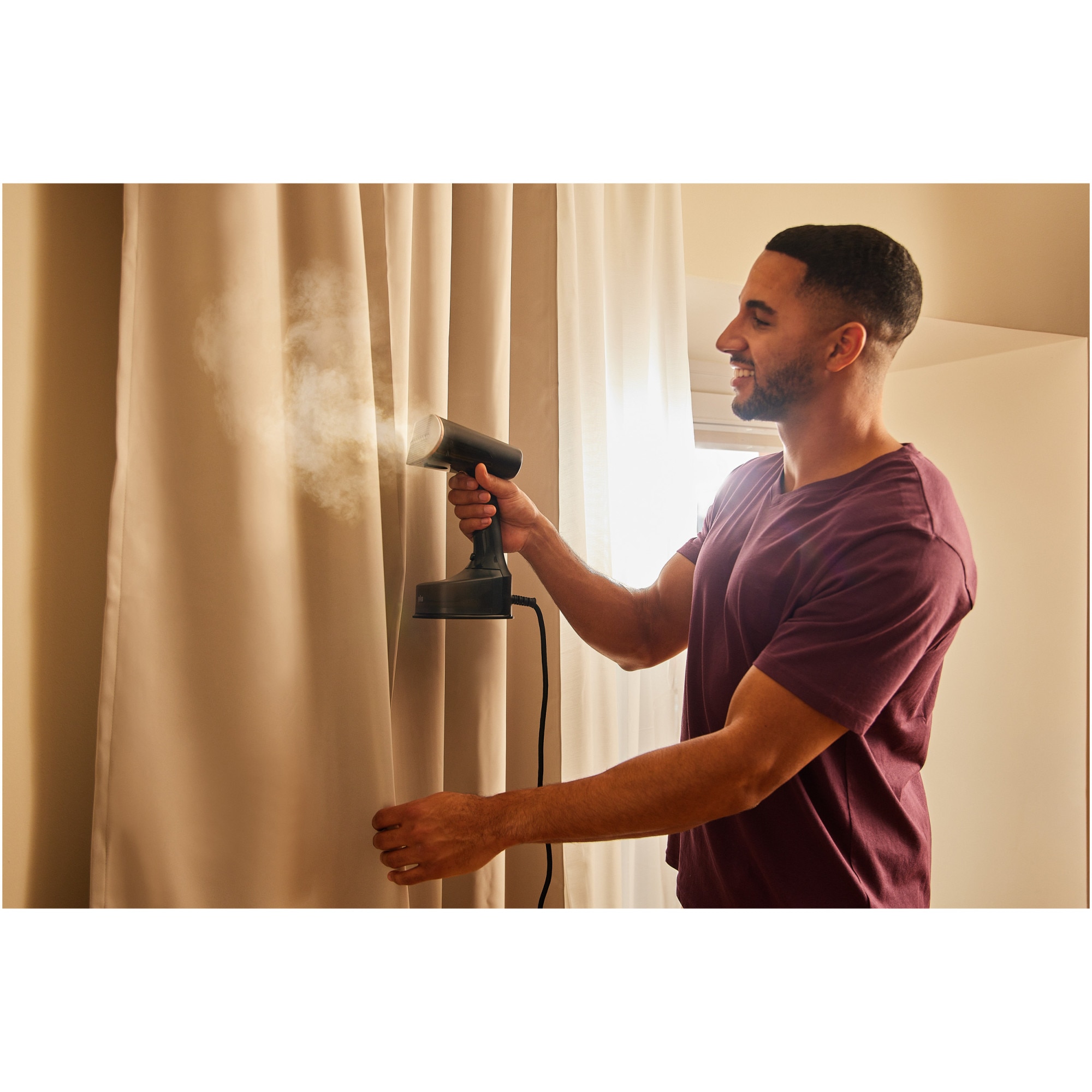Aparat de calcat vertical cu abur Braun GS7077BK 0X13810102, 1600W, abur variabil 35 g/min, rezervor detasabil 250 ml, sistem ActiClean Easy, talpa ceramica Dual FreeGlide 3D, incalzire rapida 35 sec, perie pentru tesaturi groase, Negru