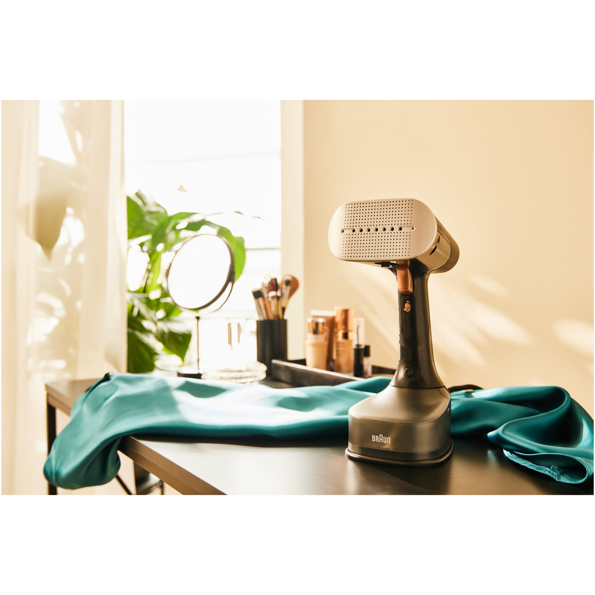 Aparat de calcat vertical cu abur Braun GS7077BK 0X13810102, 1600W, abur variabil 35 g/min, rezervor detasabil 250 ml, sistem ActiClean Easy, talpa ceramica Dual FreeGlide 3D, incalzire rapida 35 sec, perie pentru tesaturi groase, Negru
