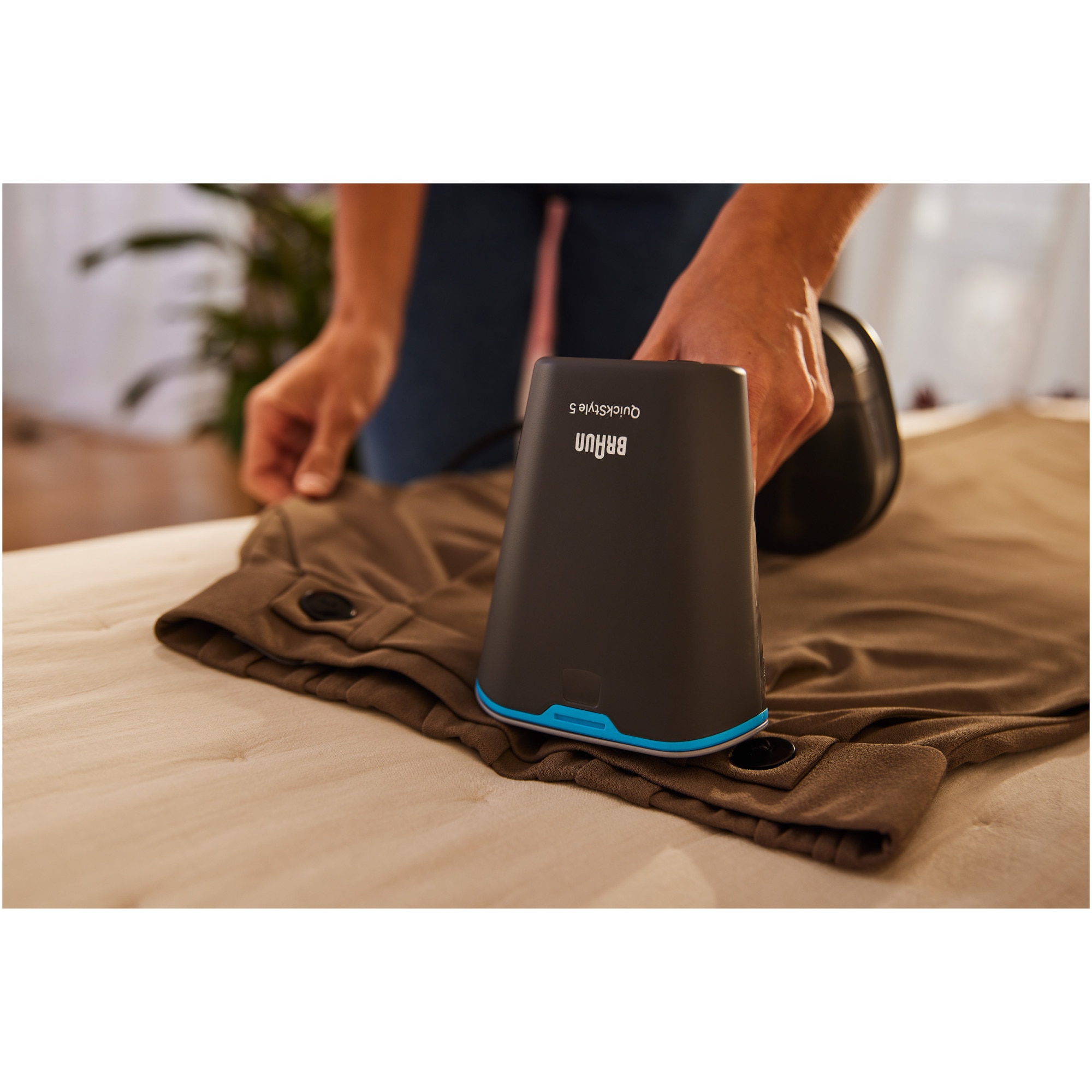 Aparat de calcat vertical cu abur Braun GS5031BL 0X13810101, 1200W, abur variabil 25 g/min, rezervor detasabil 150 ml, talpa Dual FreeGlide 3D, incalzire rapida 45 sec, perie pentru tesaturi groase, Albastru
